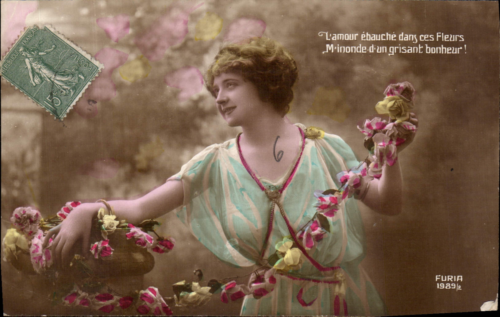 CPA L'Amour ebauche dans ces Fleurs m inonde d'un grisant bonheur Femme