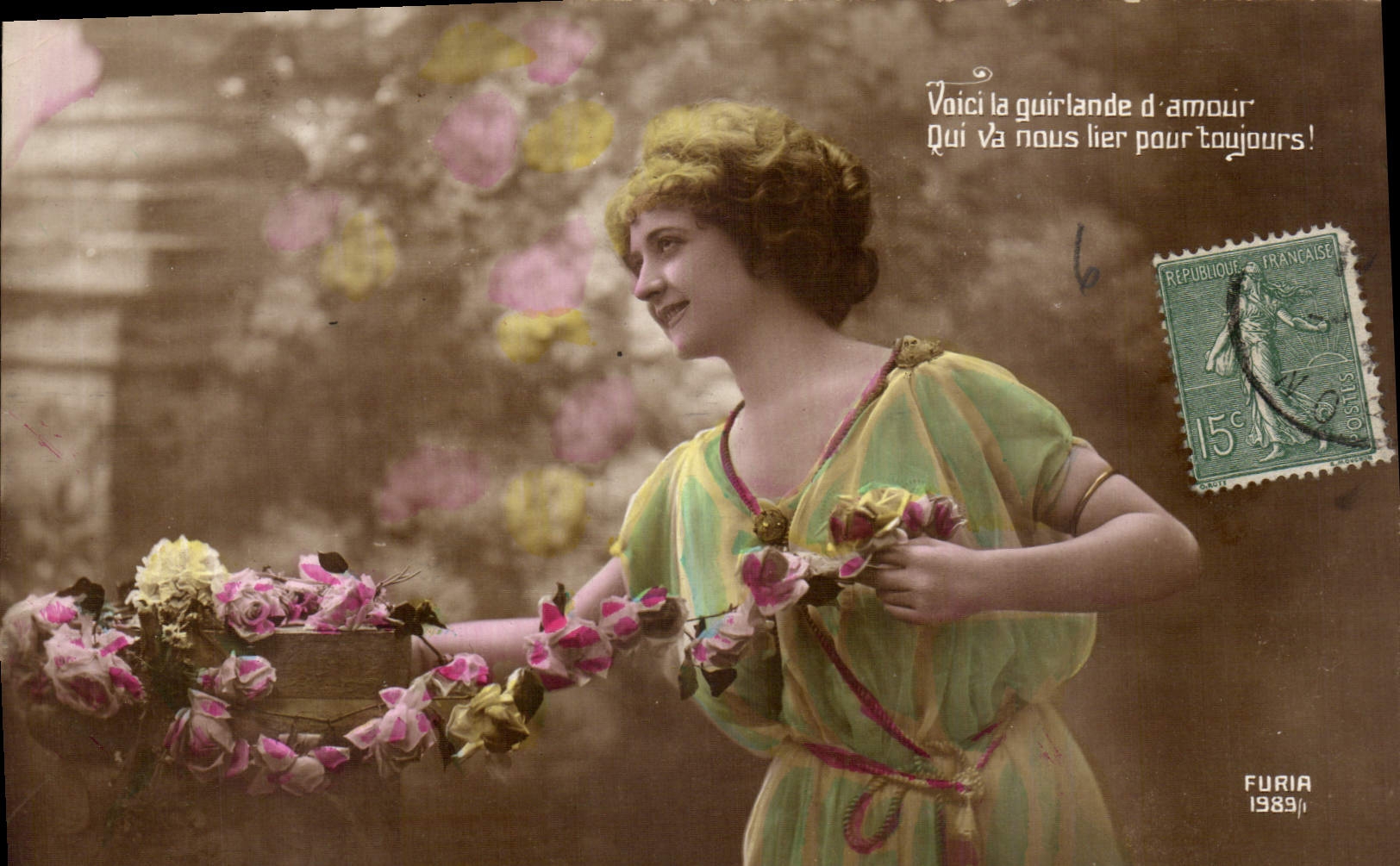 CPA Voici la guirlande d'amour Qui va nous leir pour toujours Femme