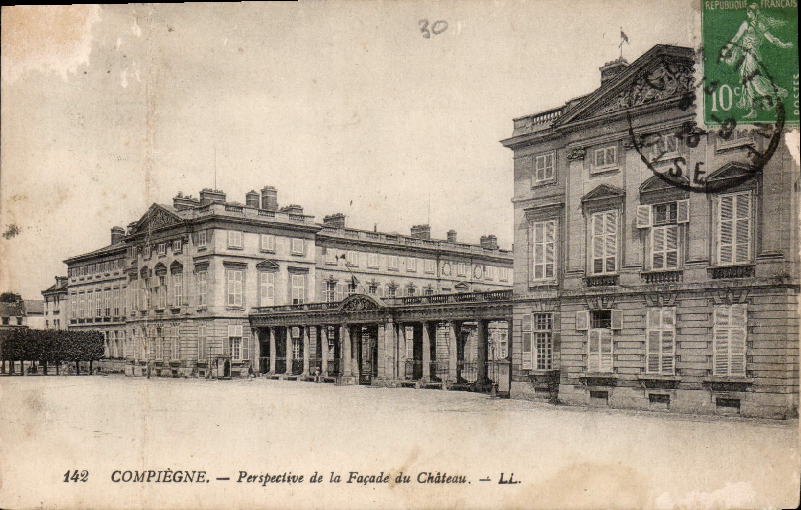 CPA Compiegne Perspective de la Facade du Chateau 