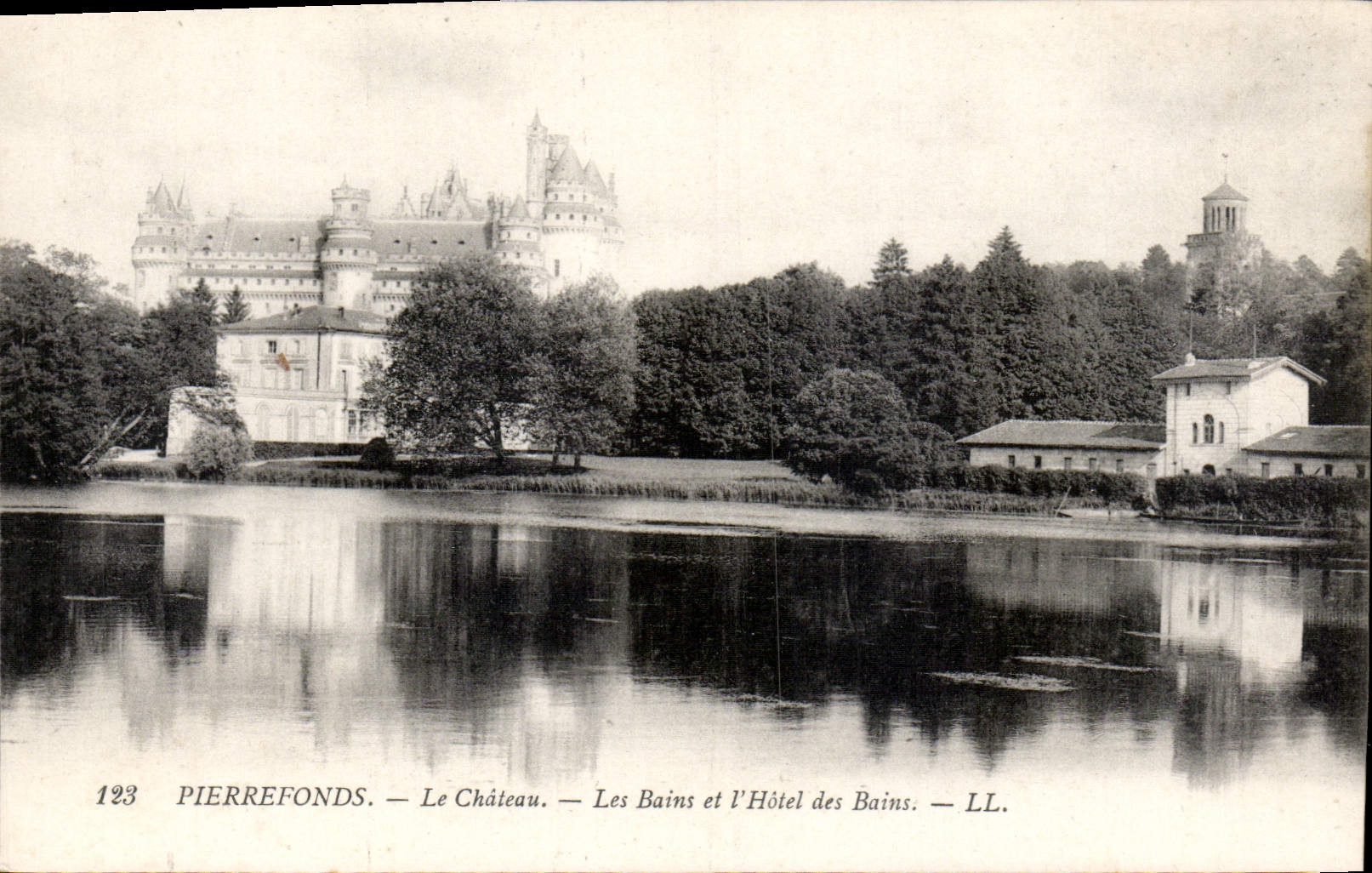 CPA Pierrefonds Le Chateau Les Bains et l'Hotel des Bains