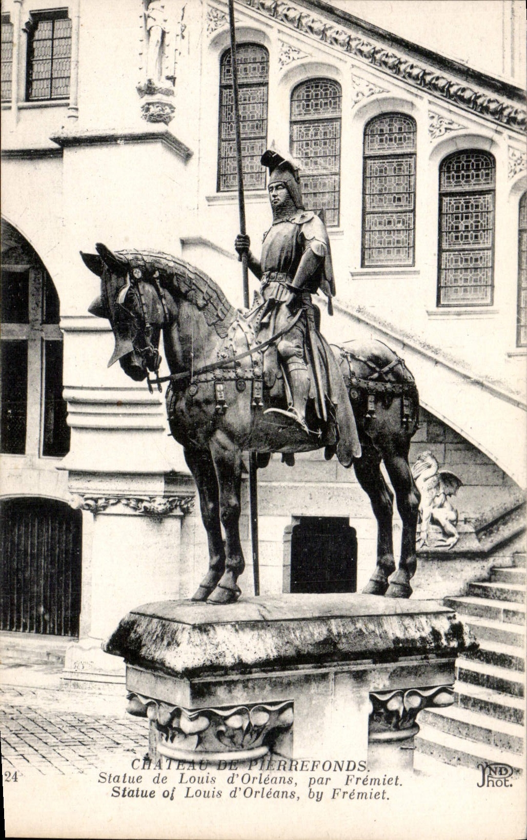CPA Chateau de Pierrefonds Statue de Louis d'Orleans par Fremiet 
