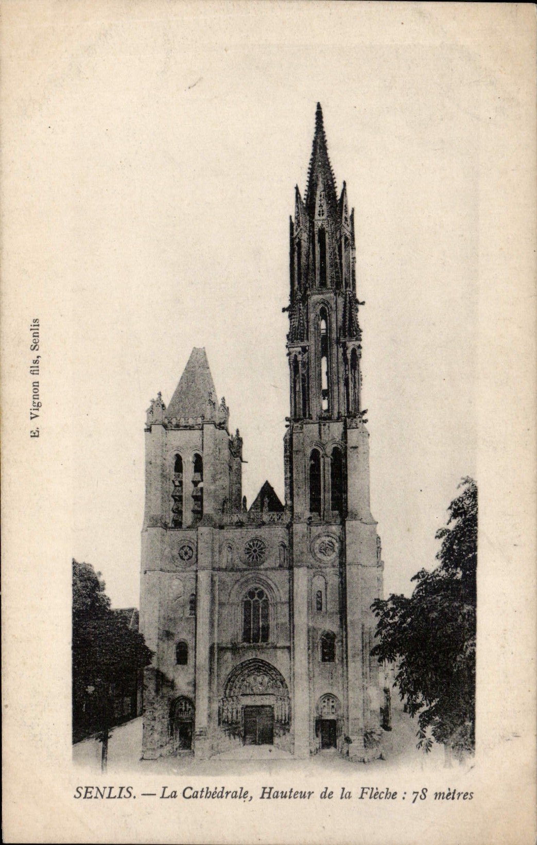 CPA Senlis La Cathedrale Hautuer de la Fleche 