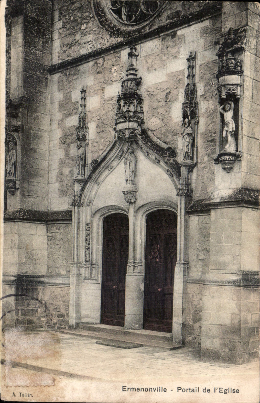CPA Ermenonville Potail de l'Eglise