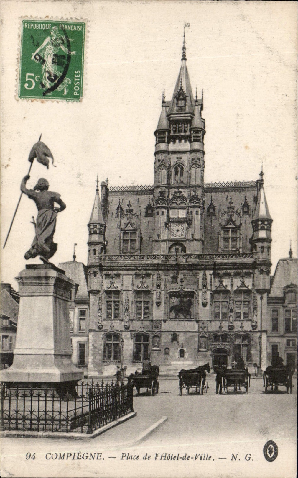 CPA Compiegne Place de l'Hotel de Ville