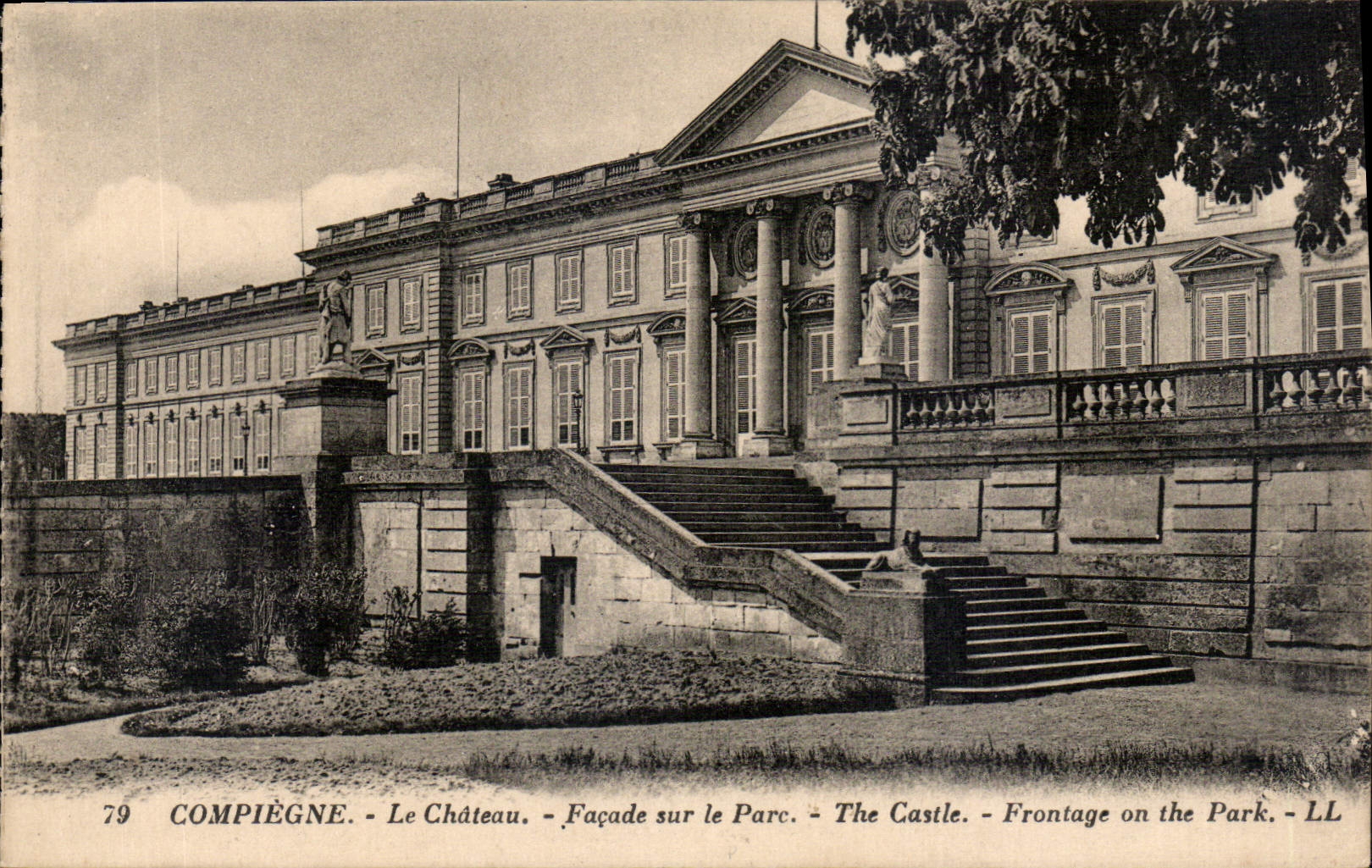 CPA Compiegne Le Chateau Facade sur le Parc 
