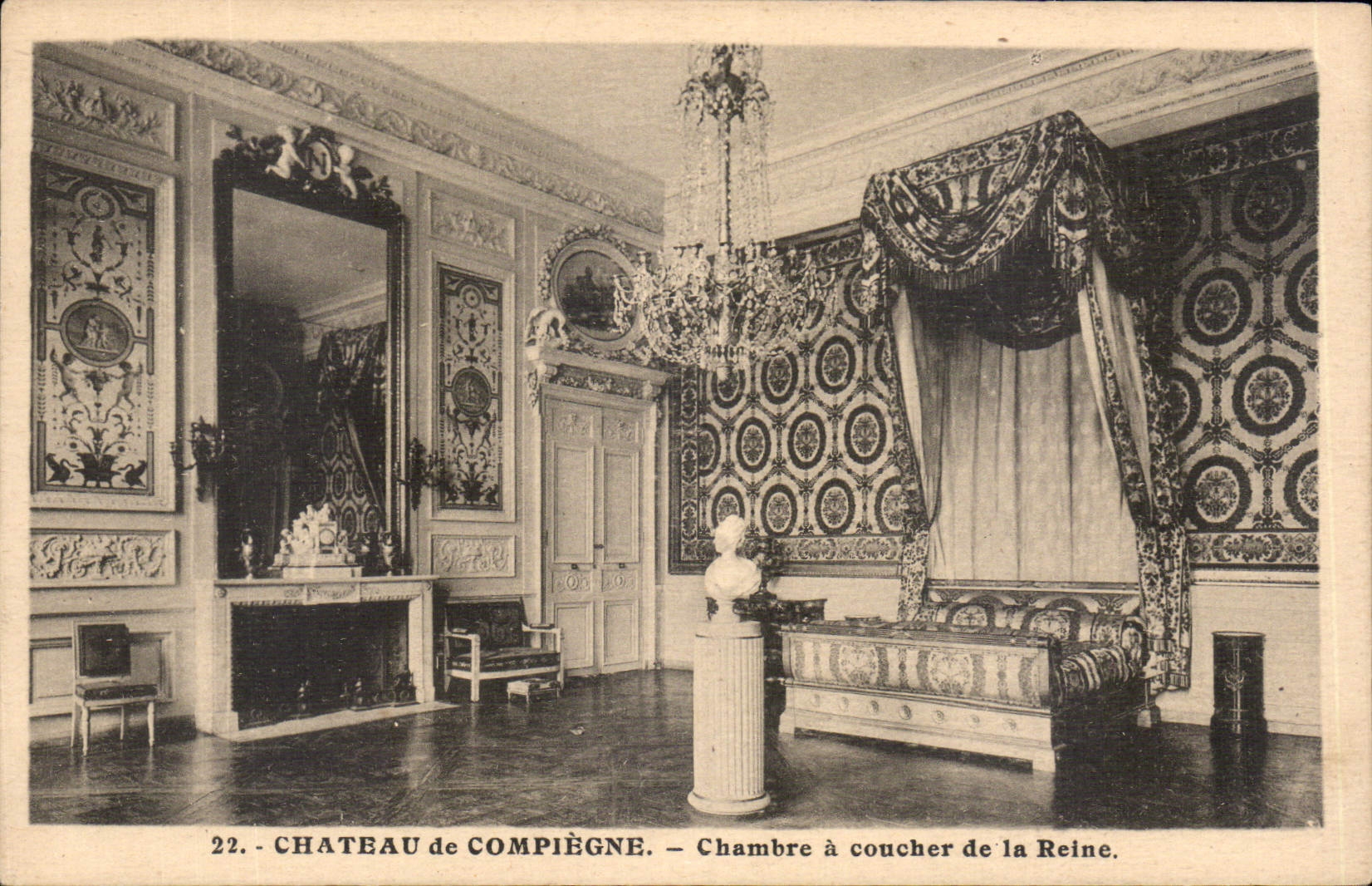CPA Chateau de Compiegne Chambre a coucher de la Reine