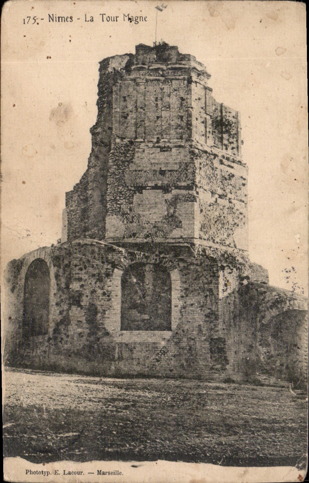 CPA Nimes La Tour Magne 
