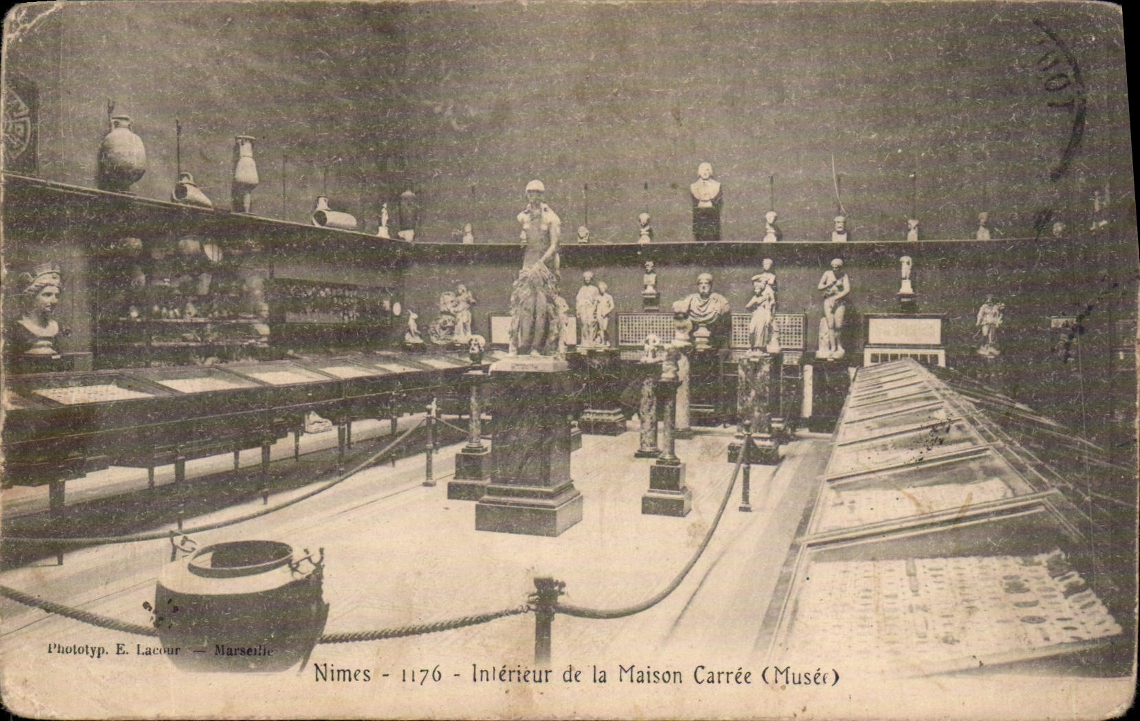 CPA Nimes Interieur de la Maison Carree Musee 