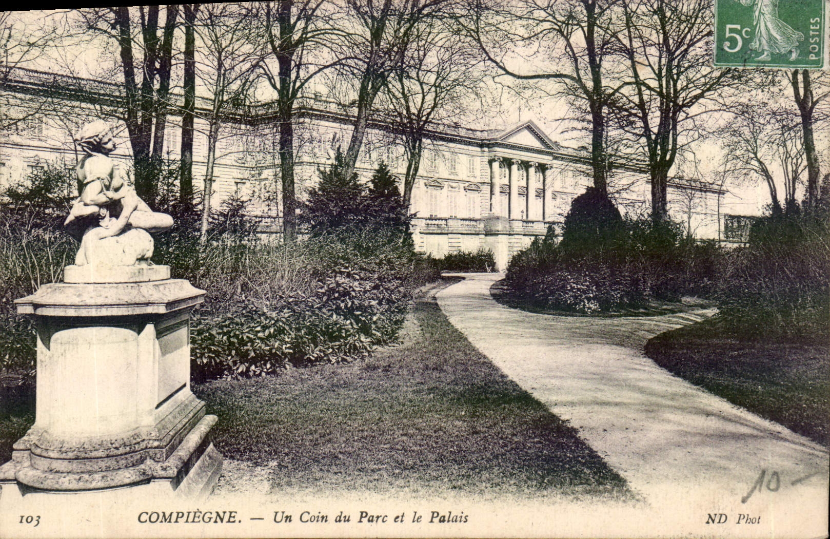 CPA Compiegne Un coin de Parc et le Palais 