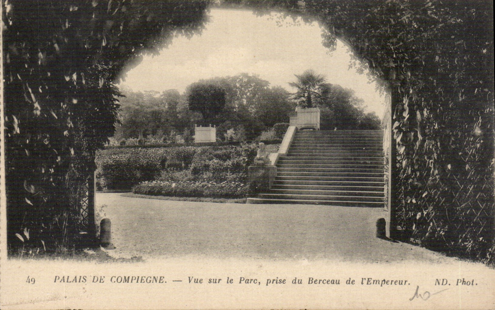CPA Palais de Compiegne Vue sur le Parc prise du Berceau de l'Empereur 
