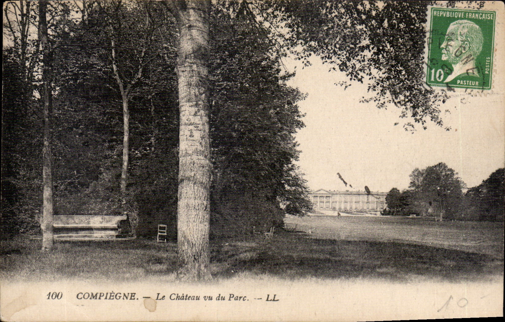 CPA Compiegne Le Chateau vu du Parc 