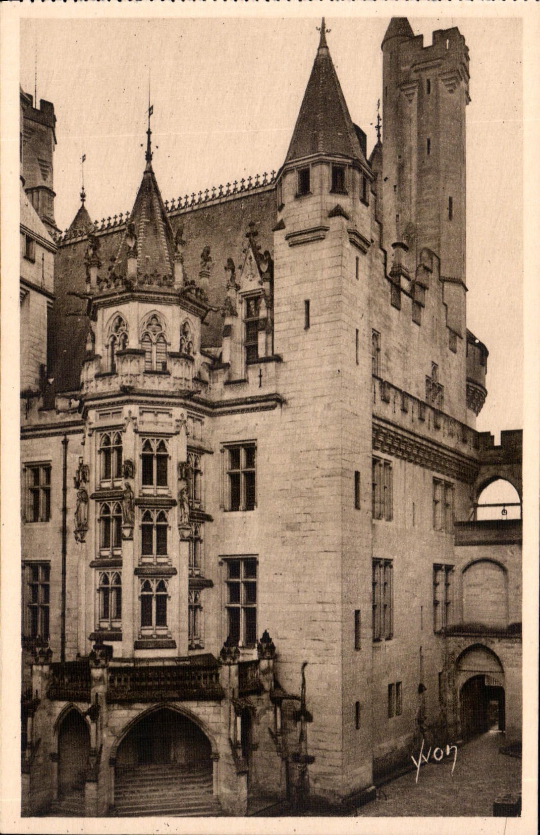 CPA Chateau de Pierrefonds Oise L'Entree du Chateau 