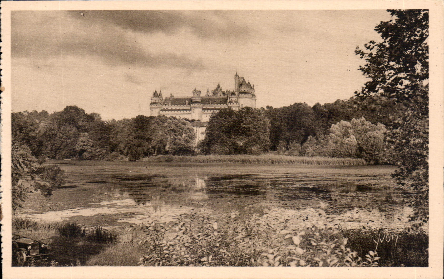 CPA Chateau de Pierrefonds Oise Vue generale prise de l'Etang 