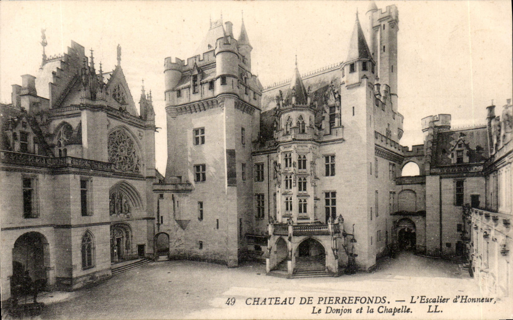 CPA Chateau de Pierrefonds L'escalier d'Honneur le Donjon et la Chapelle 