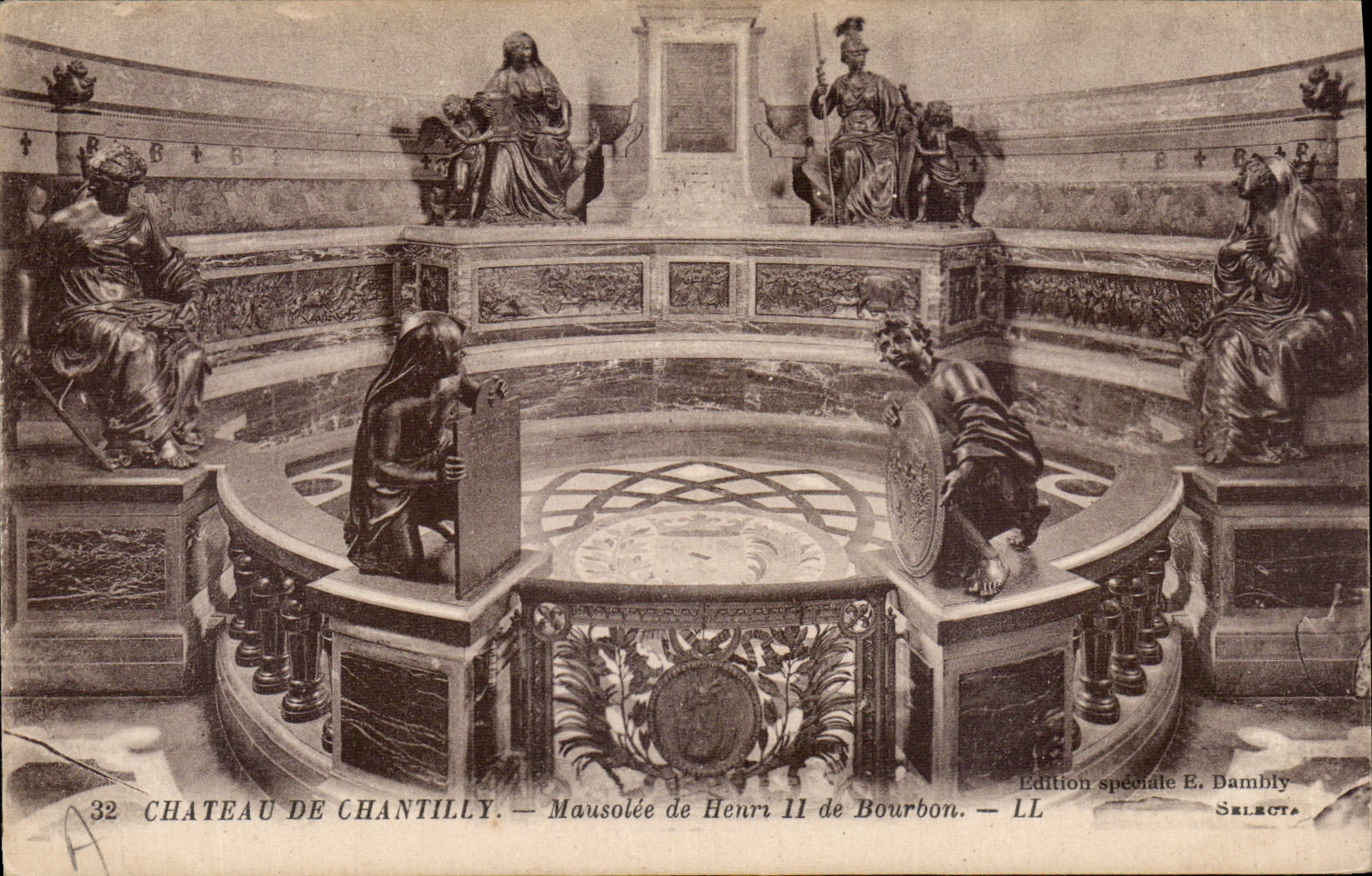 CPA Chateau de Chantilly Mausolee de Henri II de Bourbob