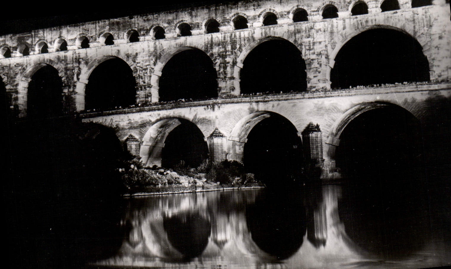 CPA Nimes Gard  Le Pont du Gard la nuit 