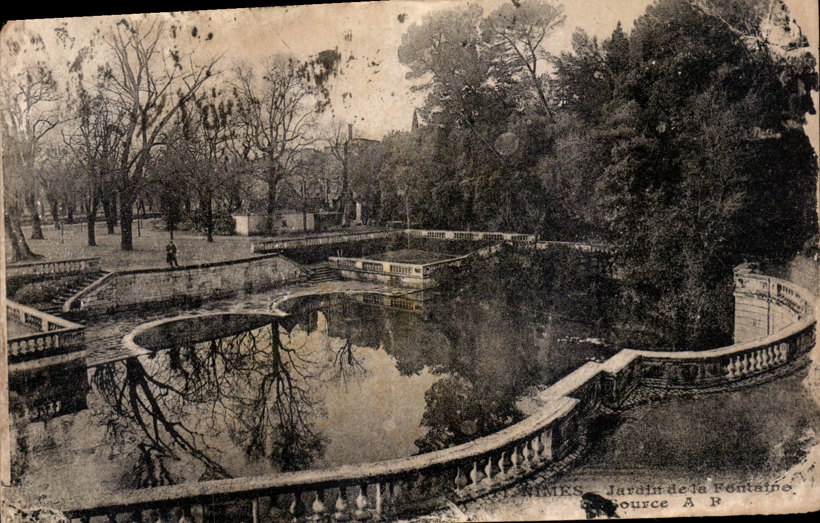 CPA Nimes Jardin de la Fontaine 