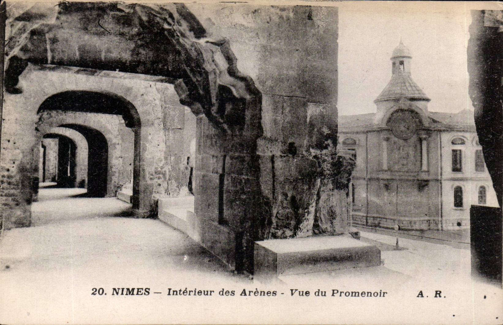 CPA Nimes Interieur des Arenes Vue du Promenoir 