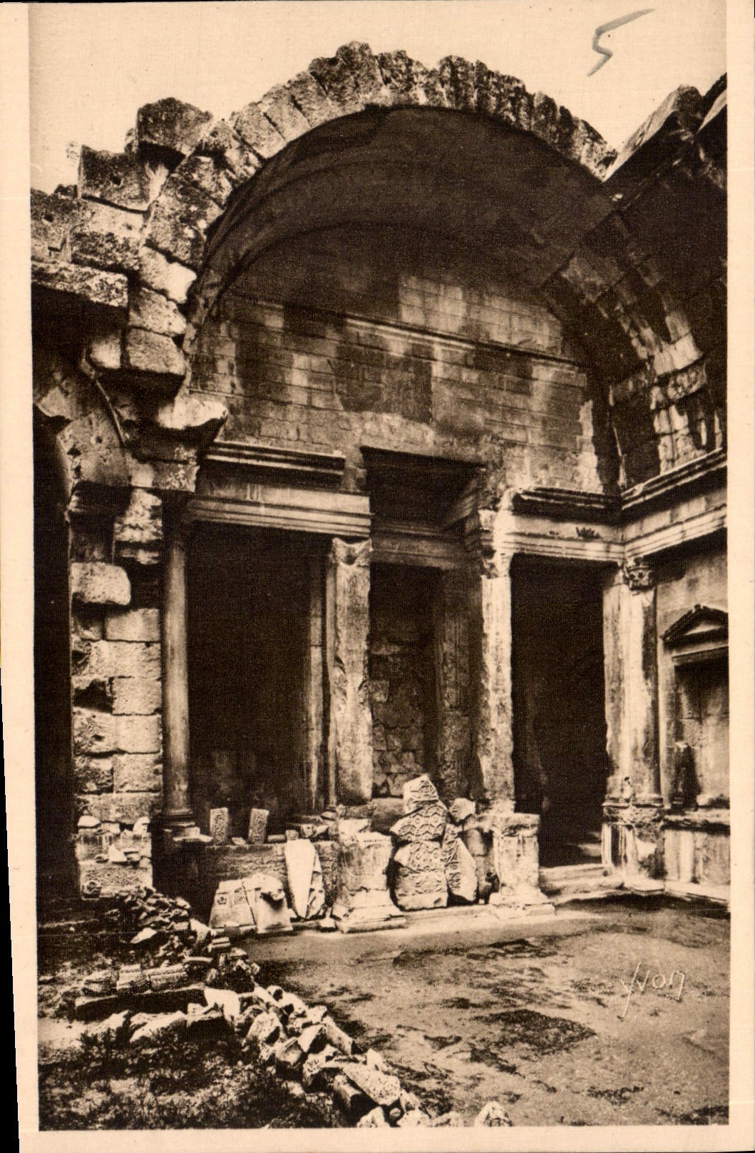 CPA Nimes Gard Jardin de la Fontaine L'Interieur du Temple de Diane 