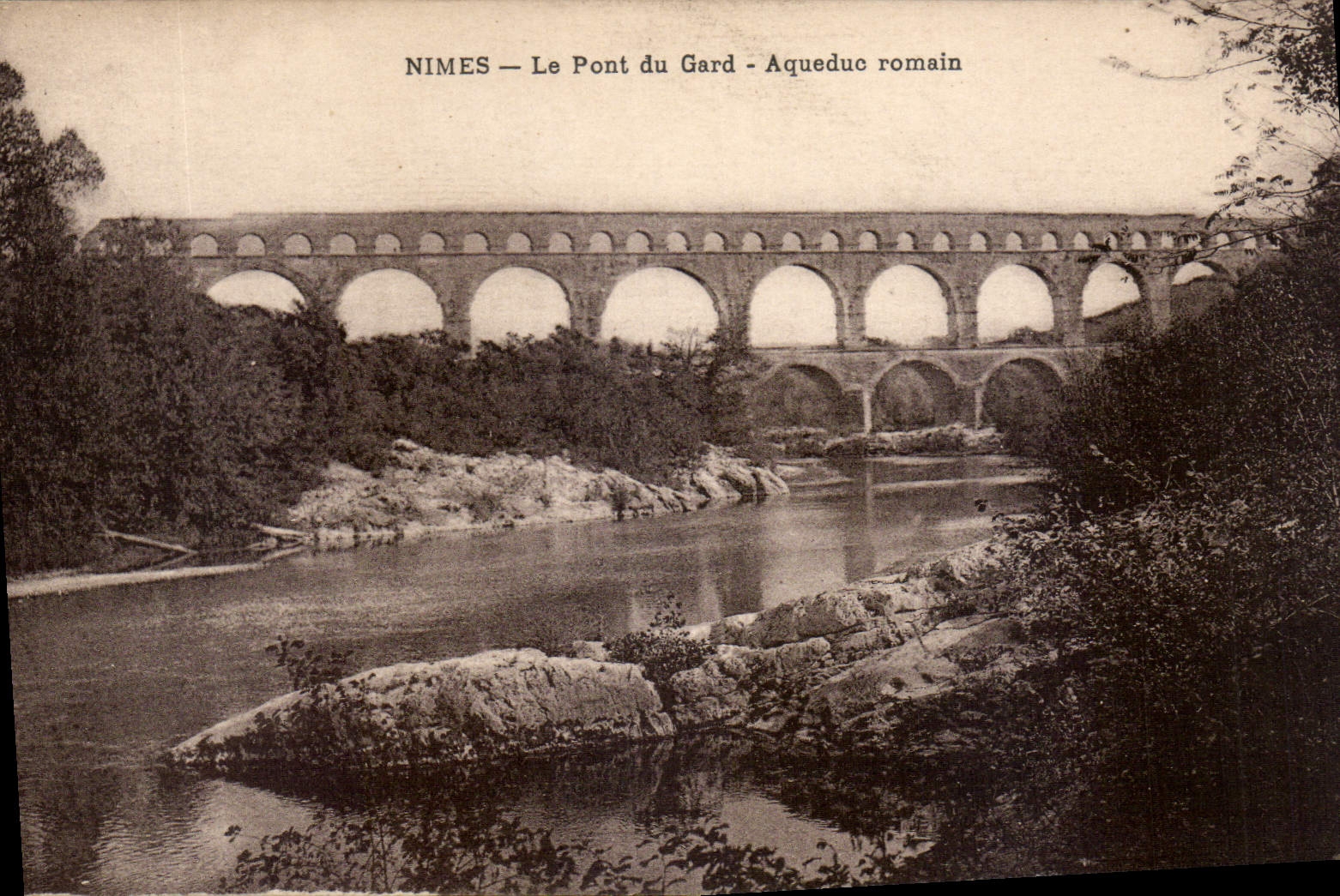 CPA Nimes Le Pont du Gard Aqueduc romain 