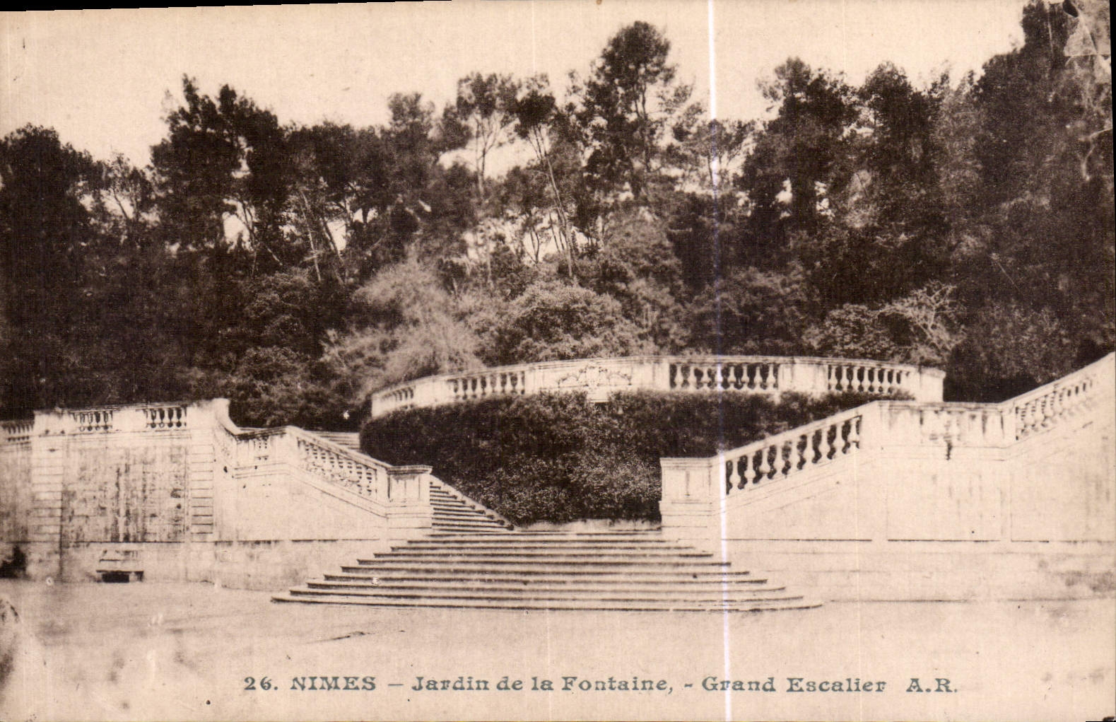 CPA Nimes Jardin de la Fontaine Grand Escalier