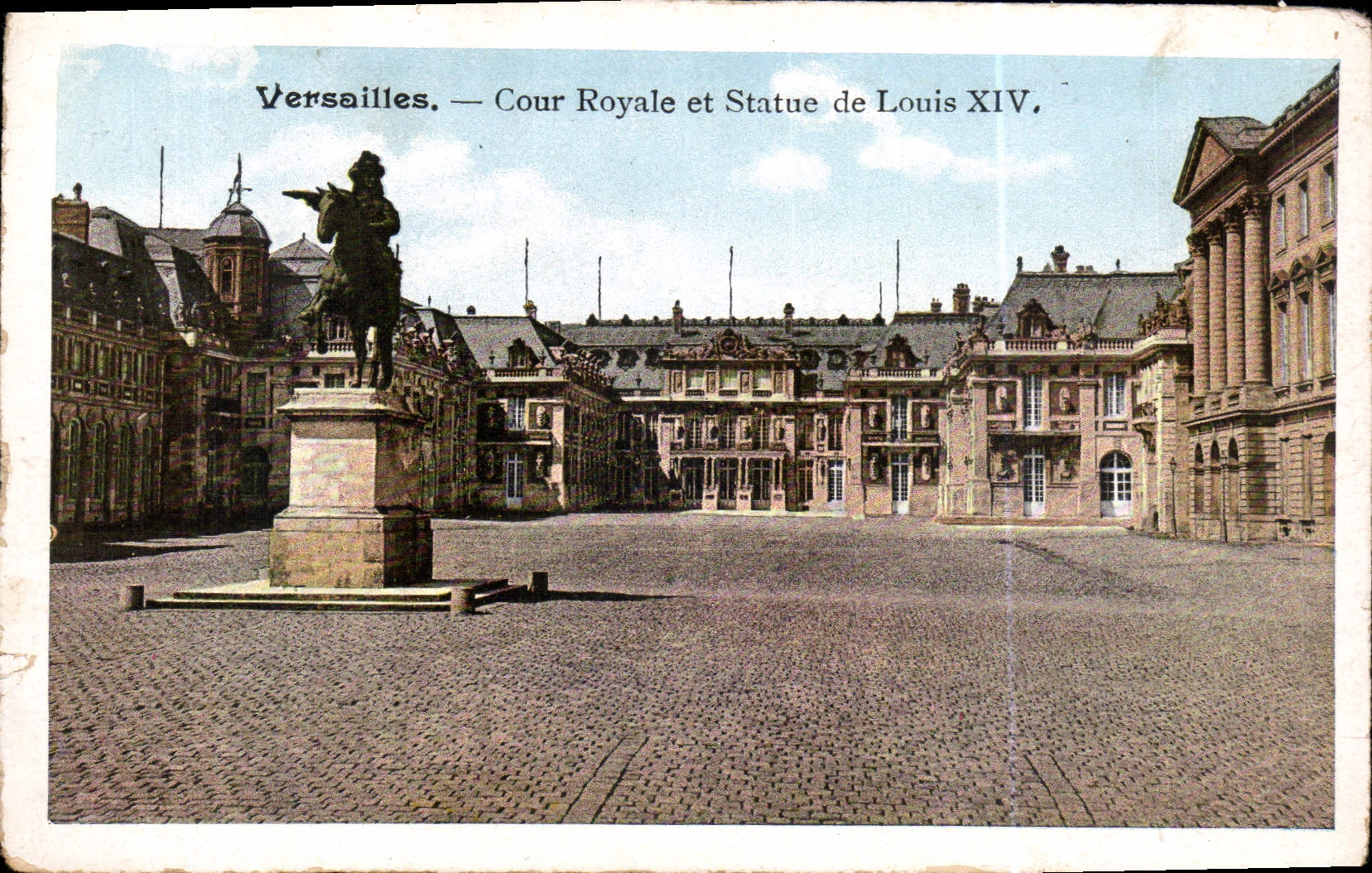 CPA Versailles Cour Royale et Statue de Louis XIV 