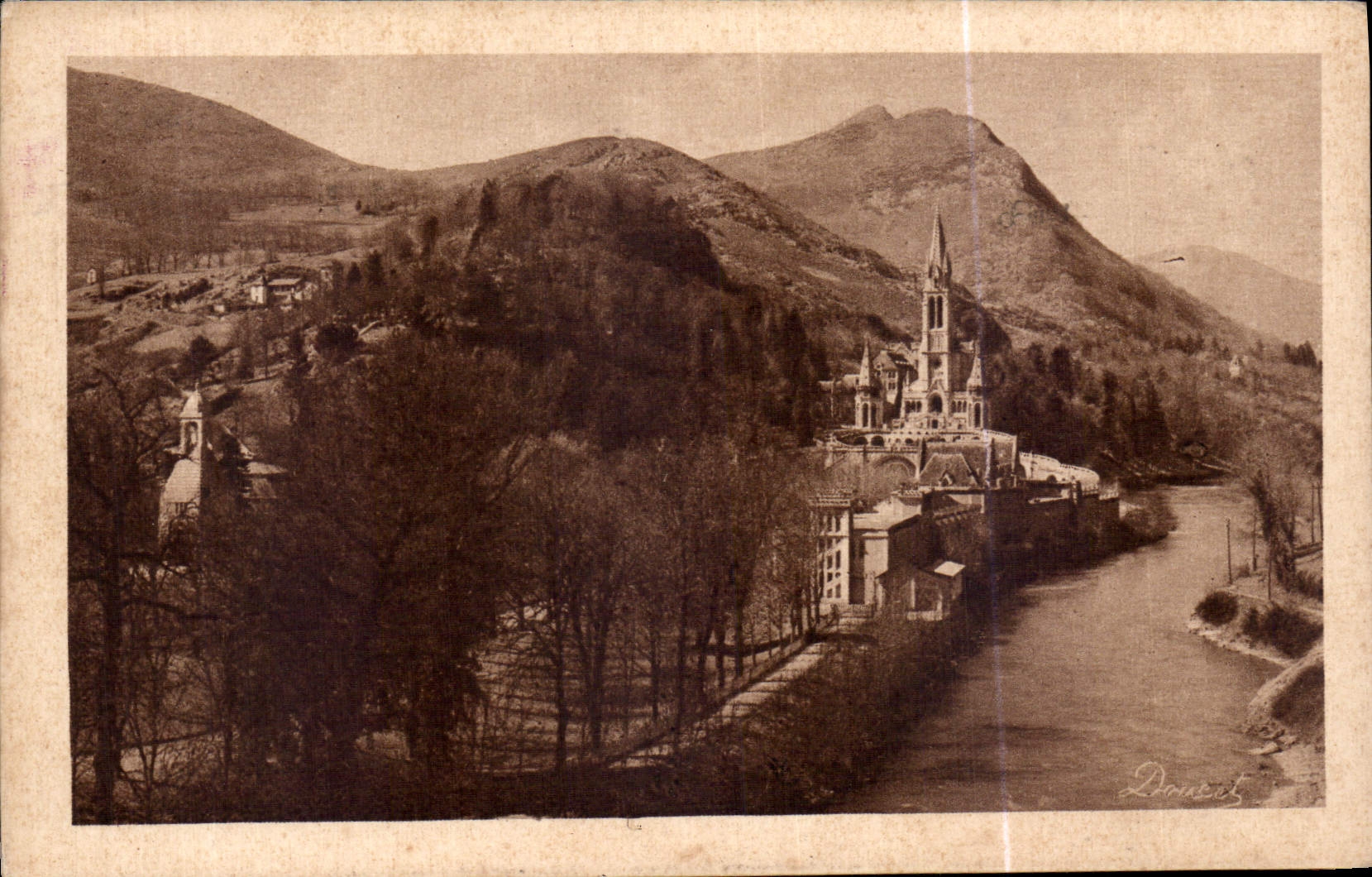 CPA Lourdes La Basilique et le Monument 