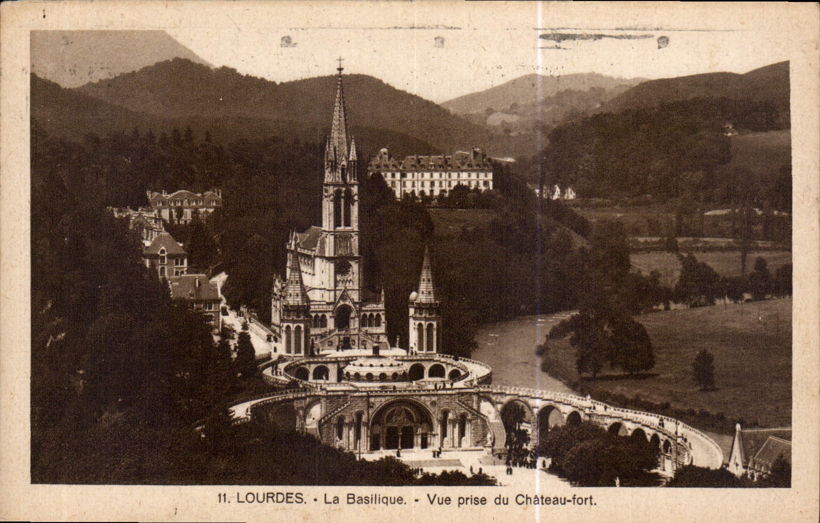 CPA Lourdes La Basilique Vue prise du Chateau fort 
