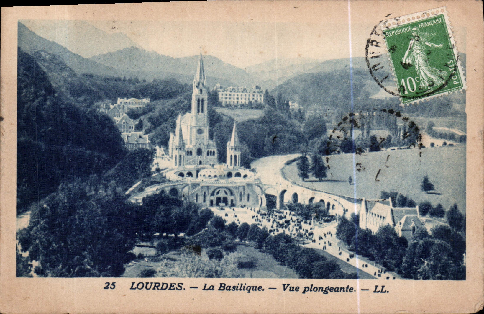CPA Lourdes La Basilique Vue plongeante 