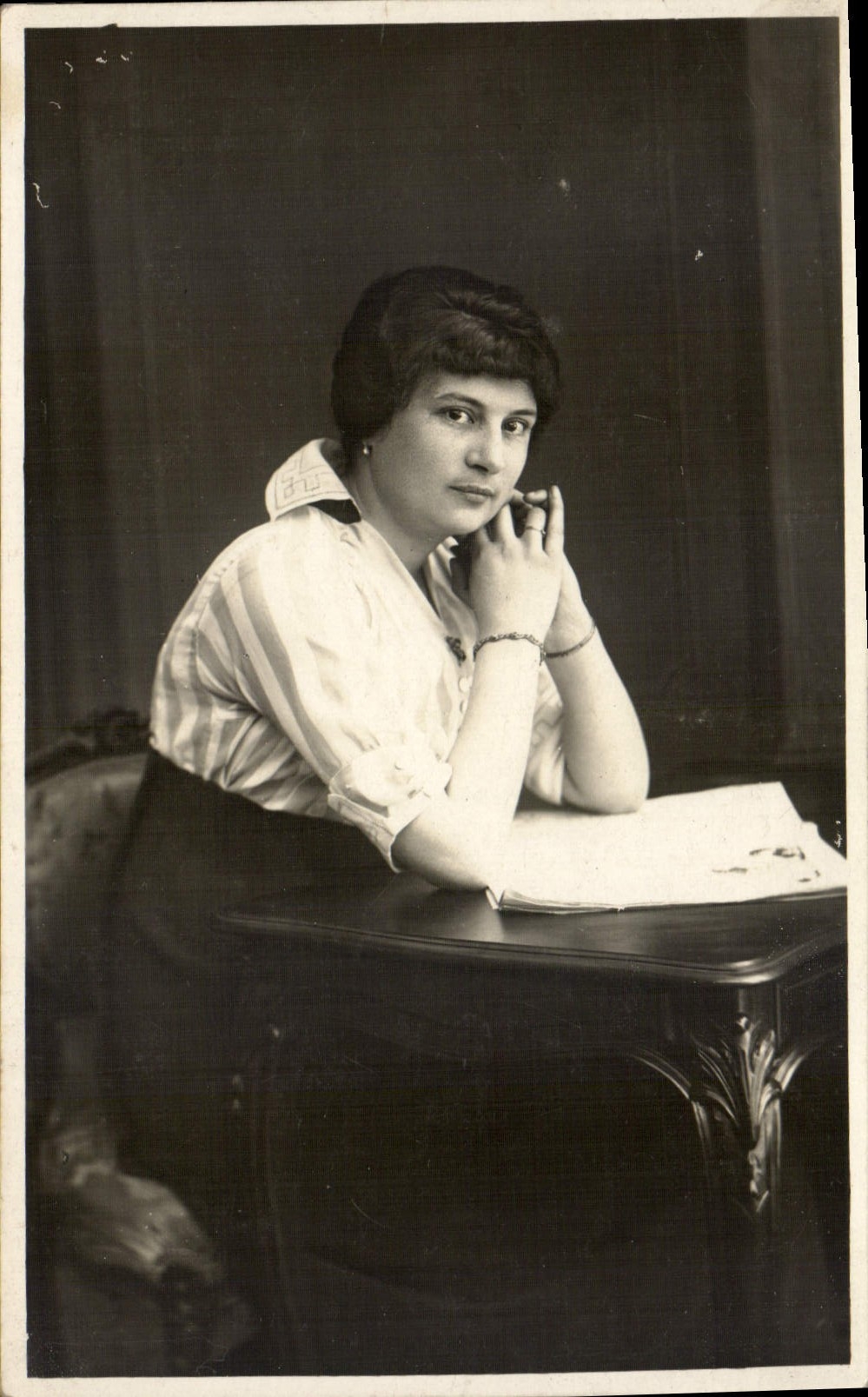 CARTE PHOTO Femme Levallois Perret
