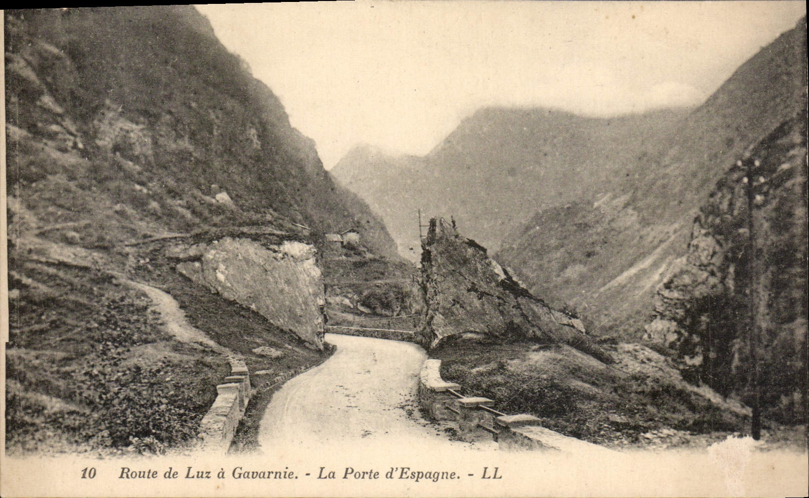 CPA Route de Luz a Gavarnie La Porte d'Espagne 