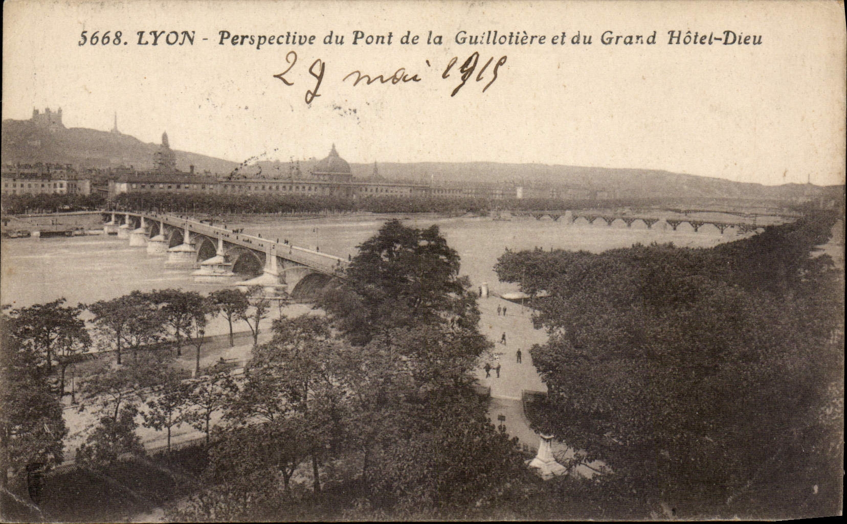 CPA Lyon Perspective du Pont de la Guillotiere et du Grand Hotel Dieu 