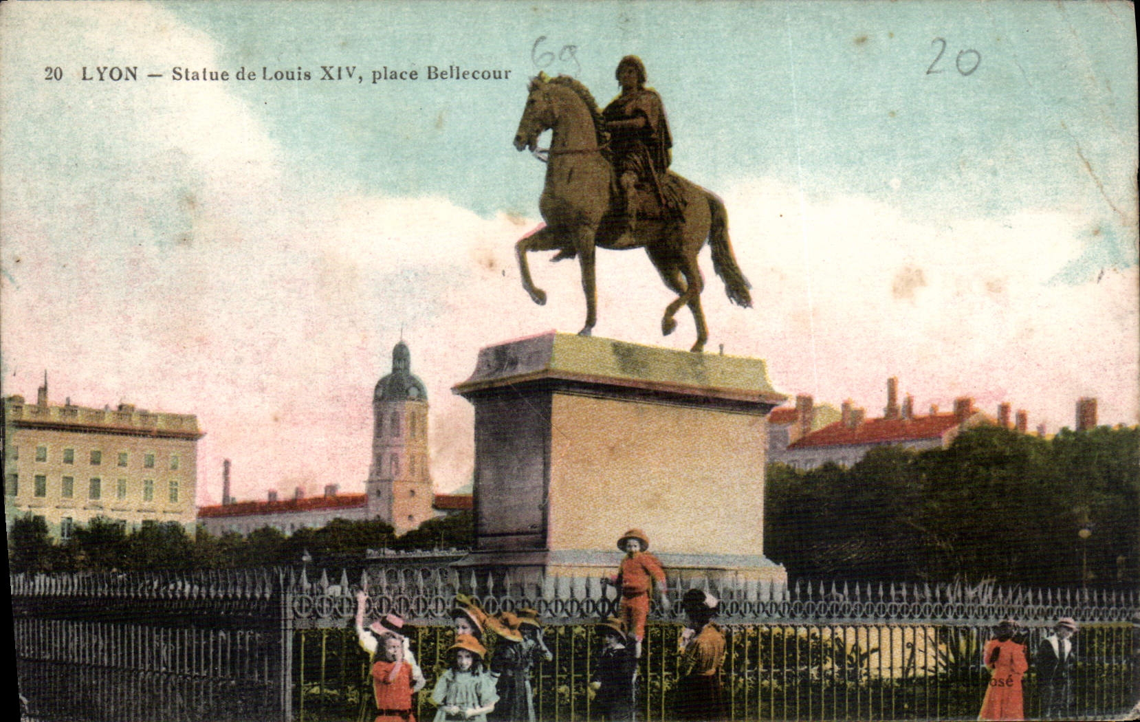 CPA Lyon Statue de Louis XIV place Bellecour Enfants