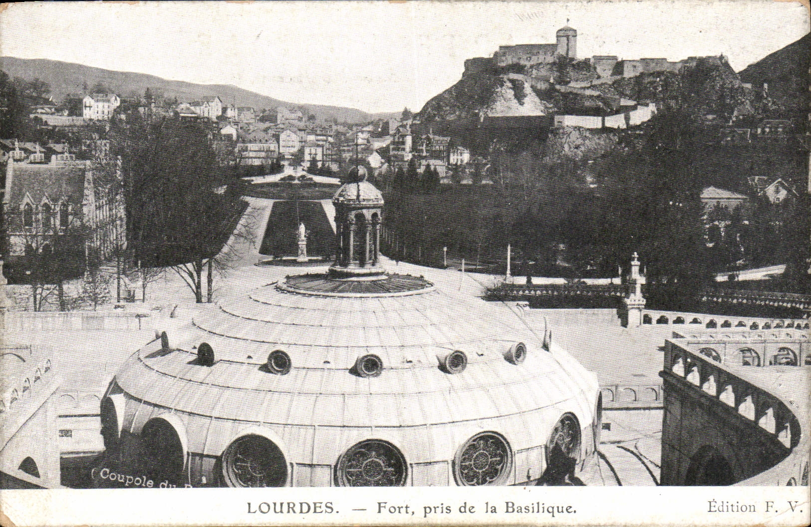 CPA Lourdes Fort pris de la Basilique 