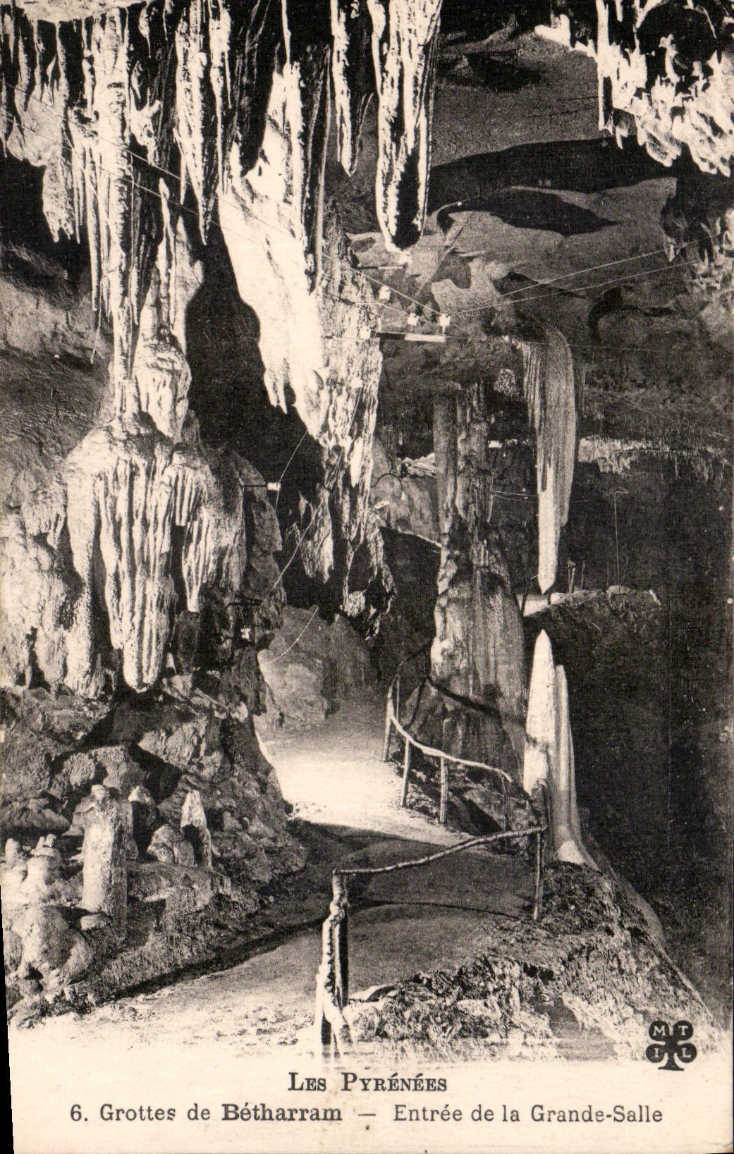 CPA Les Pyrenees Grottes de Betharram Entree de la Grande Salle 