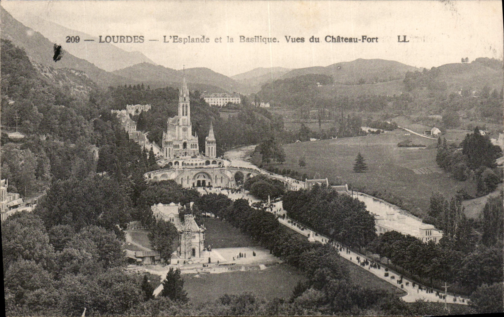 CPA Lourdes L'Esplanade et la Basilique Vues du Chateau Fort 