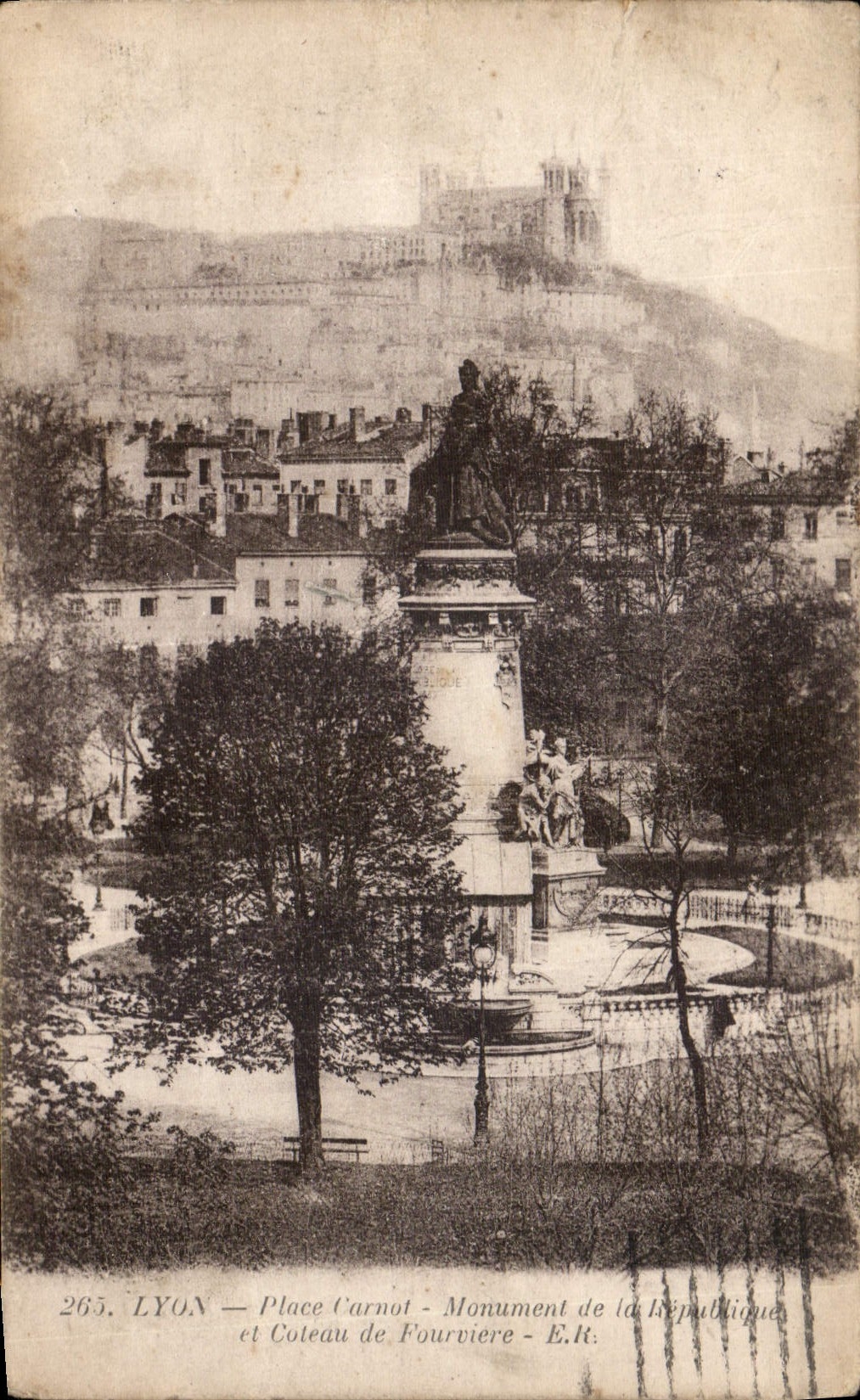 CPA Lyon Place Carnot Monument 