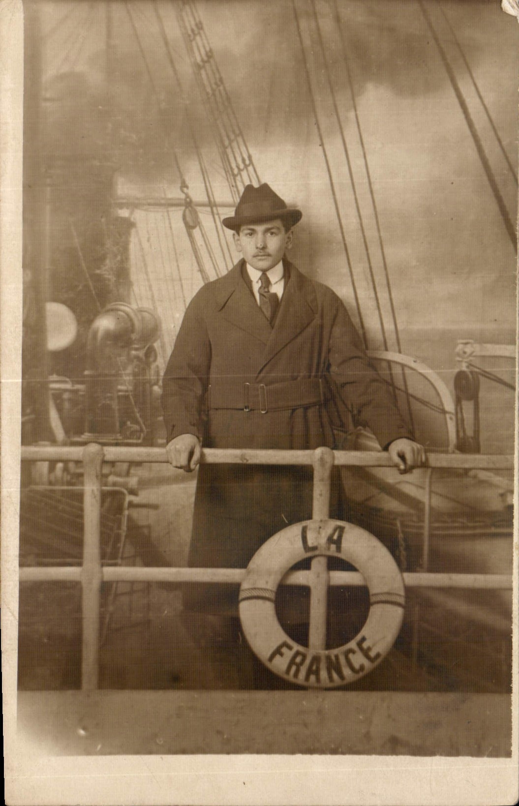 CARTE PHOTO Homme La France Bateau