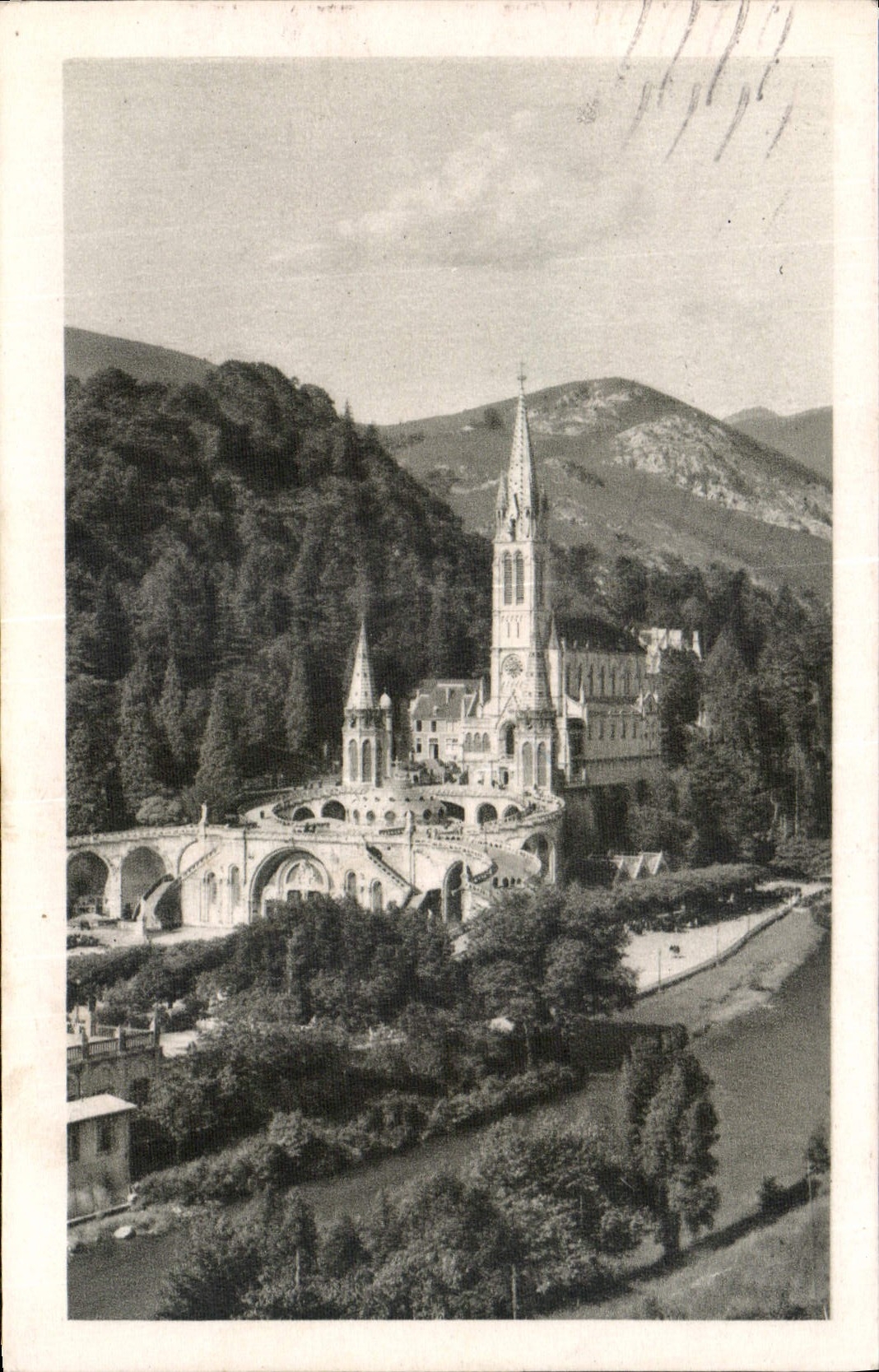CPA Lourdes La Basilique et le Gave 