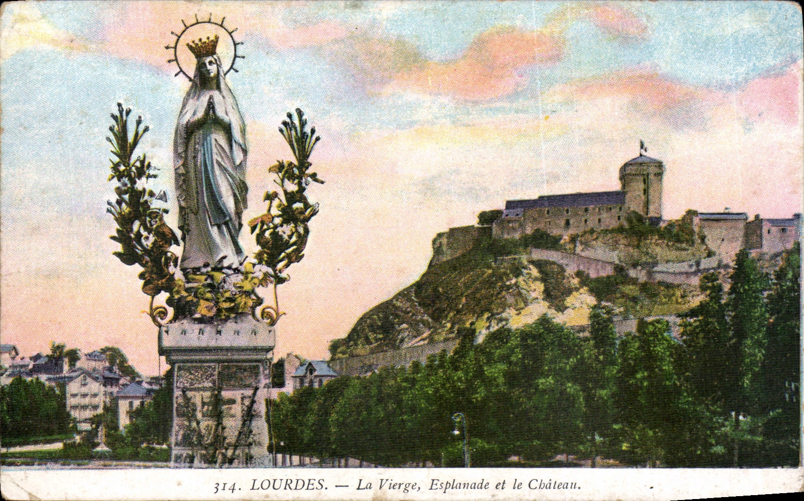 CPA Lourdes La Vierge Esplanade et le Chateau 