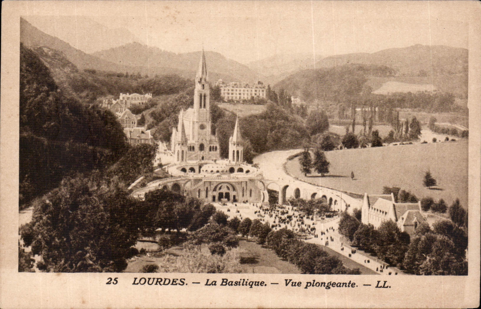 CPA Lourdes La Basilique Vue plongeante 