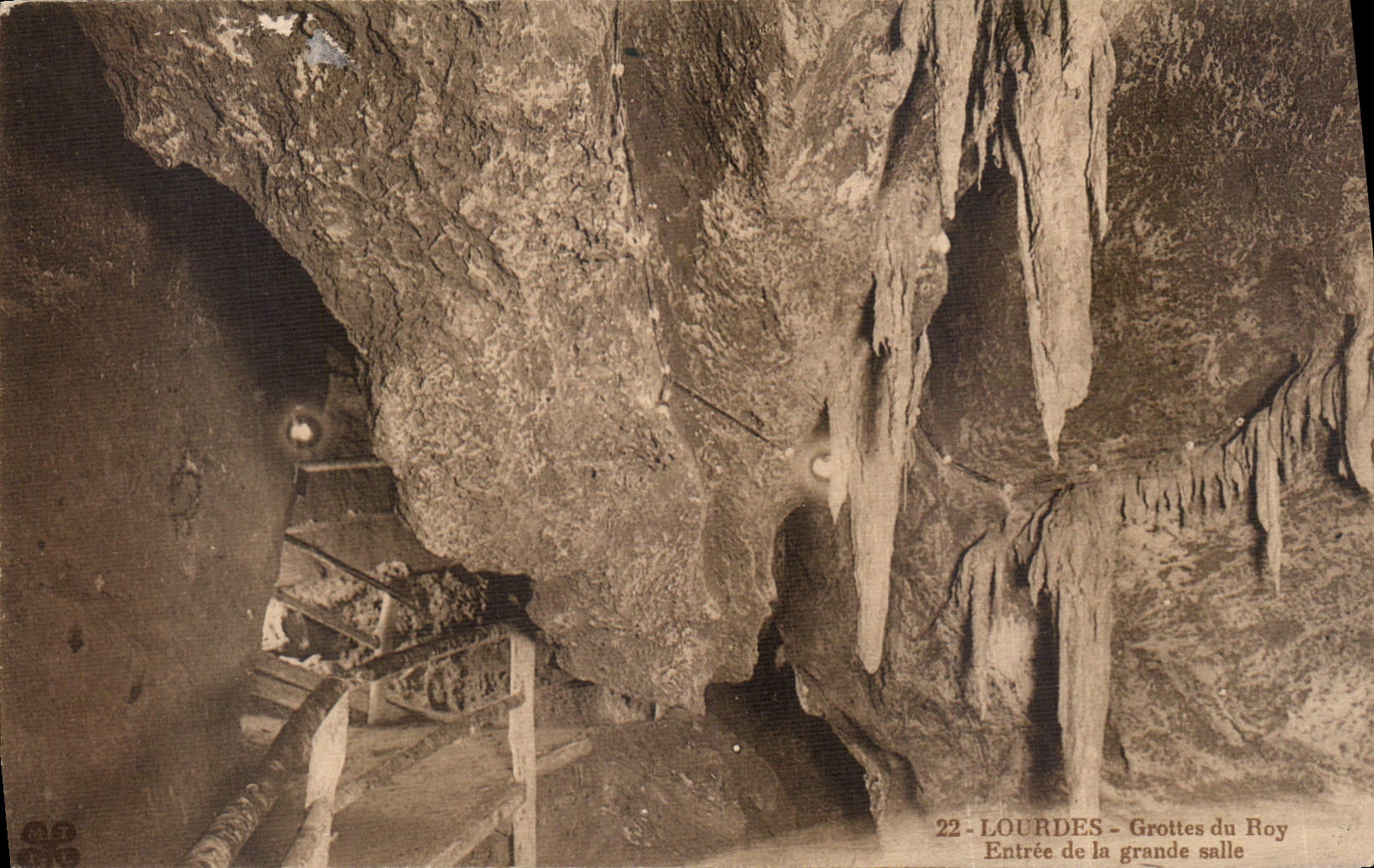 CPA Lourdes Grottes du Roy Entree de la Grande salle 