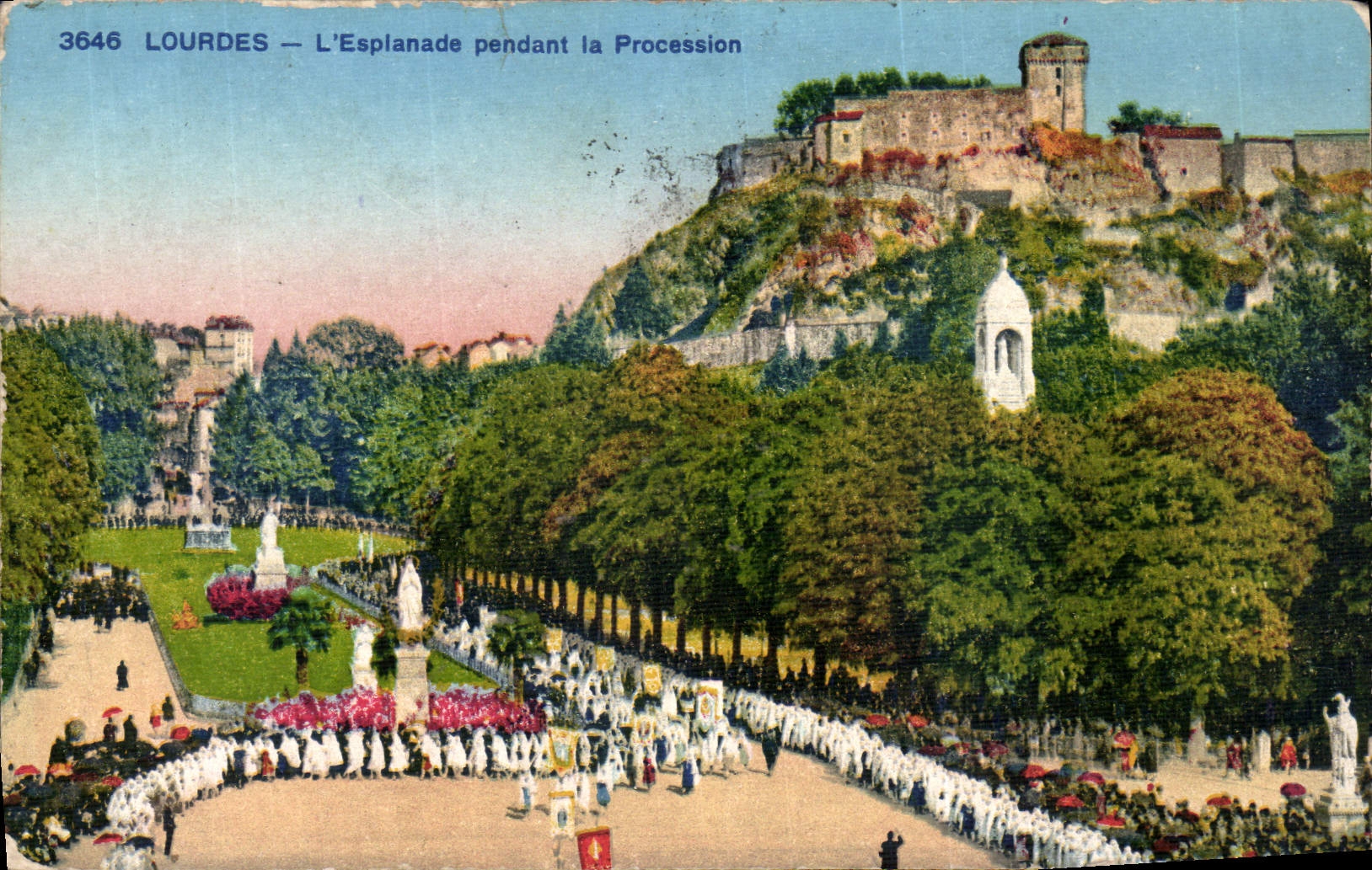 CPA Lourdes L'Esplanade pendant la Procession 