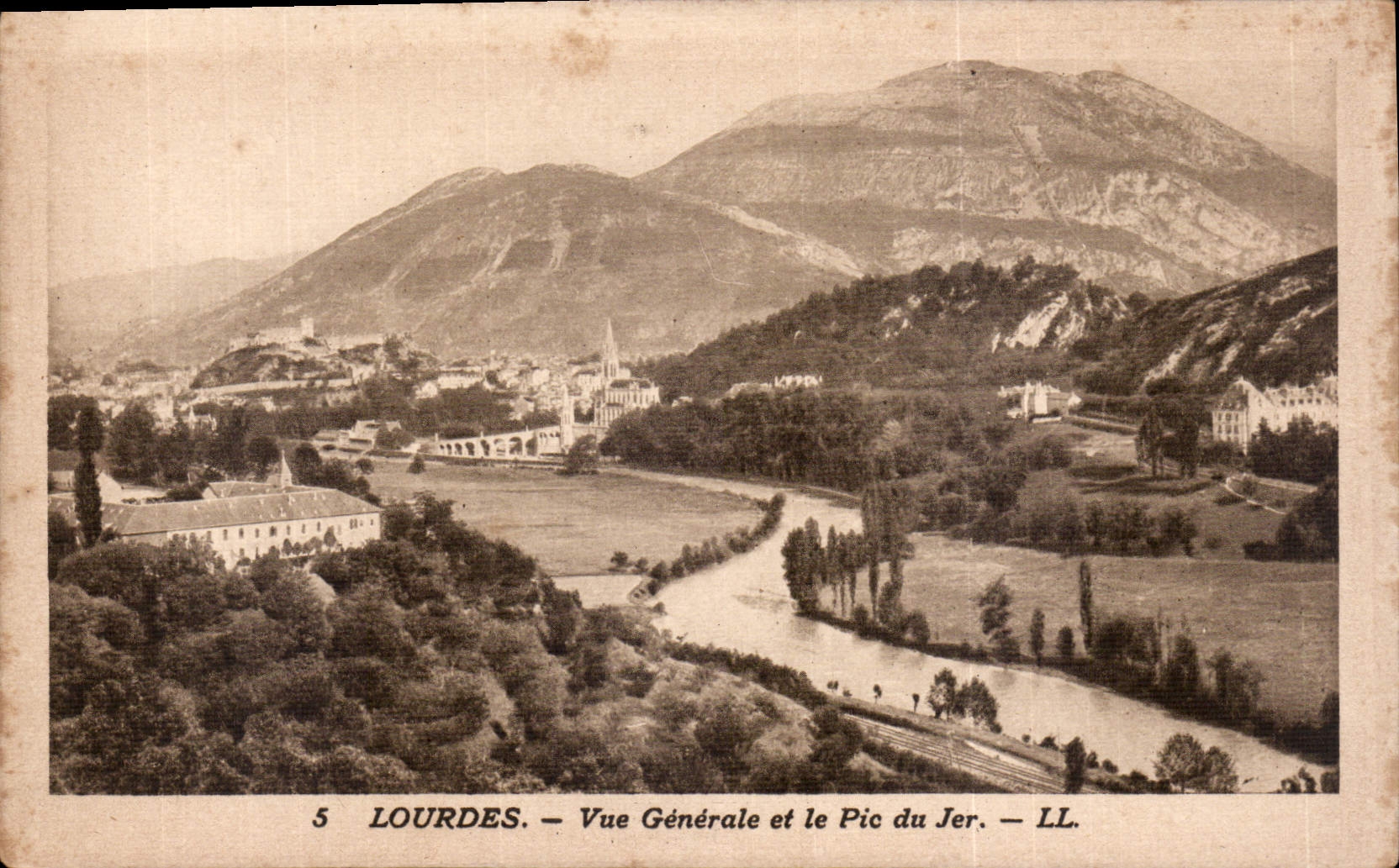 CPA Lourdes Vue generale et le Pic du Jer 