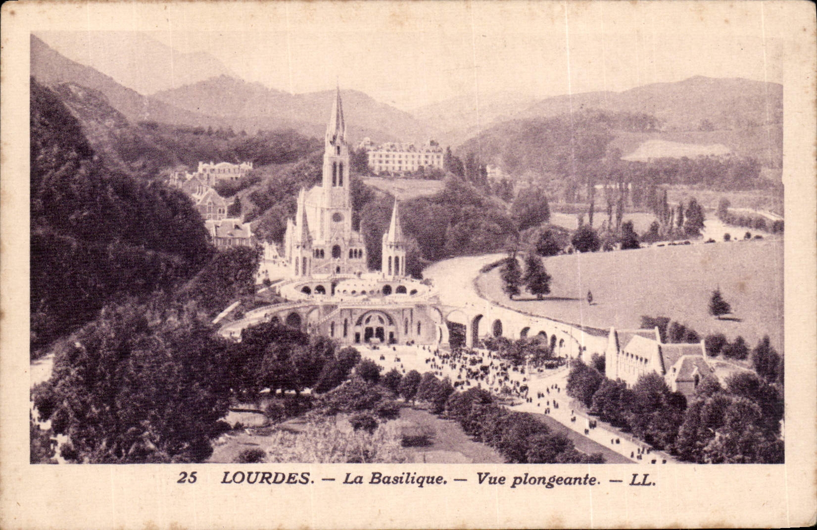 CPA Lourdes La Basilique Vue plongeante 