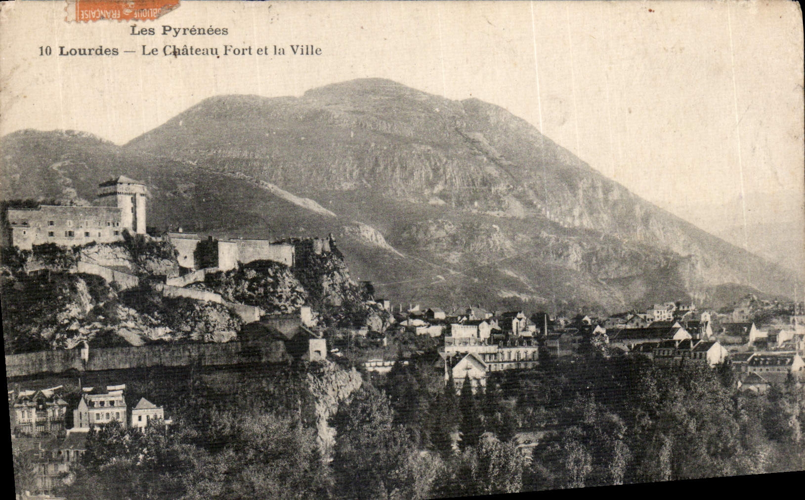 CPA Les Pyrenees Lourdes Le Chateau Fort et la Ville 