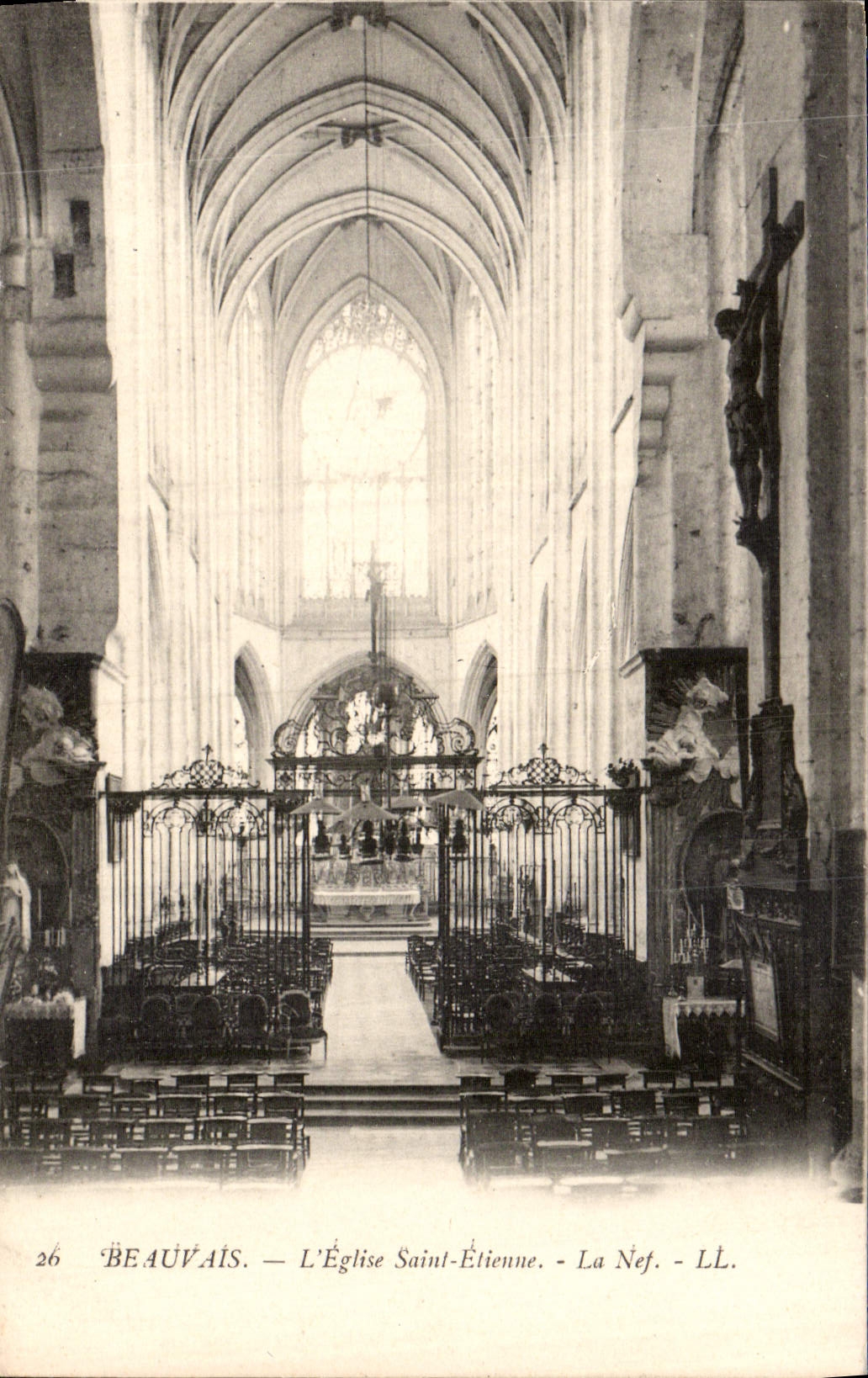 CPA Beauvais L'Eglise Saint Etienne La Nef 