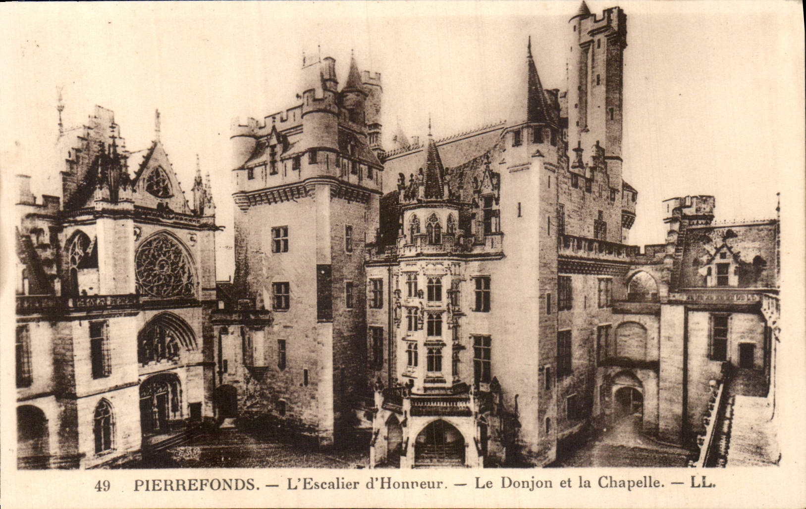CPA Pierrefonds L'Escalier d'Honneur Le Donjon et la Chapelle
