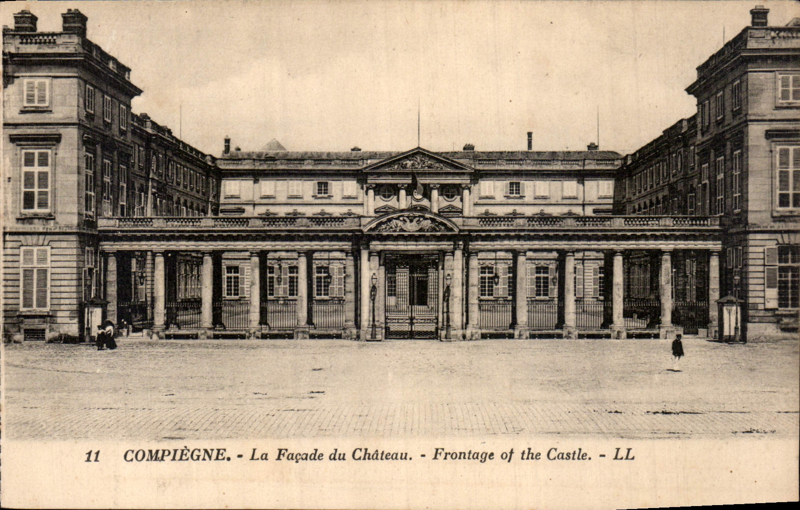 CPA Compiegne La Facade de Chateau 
