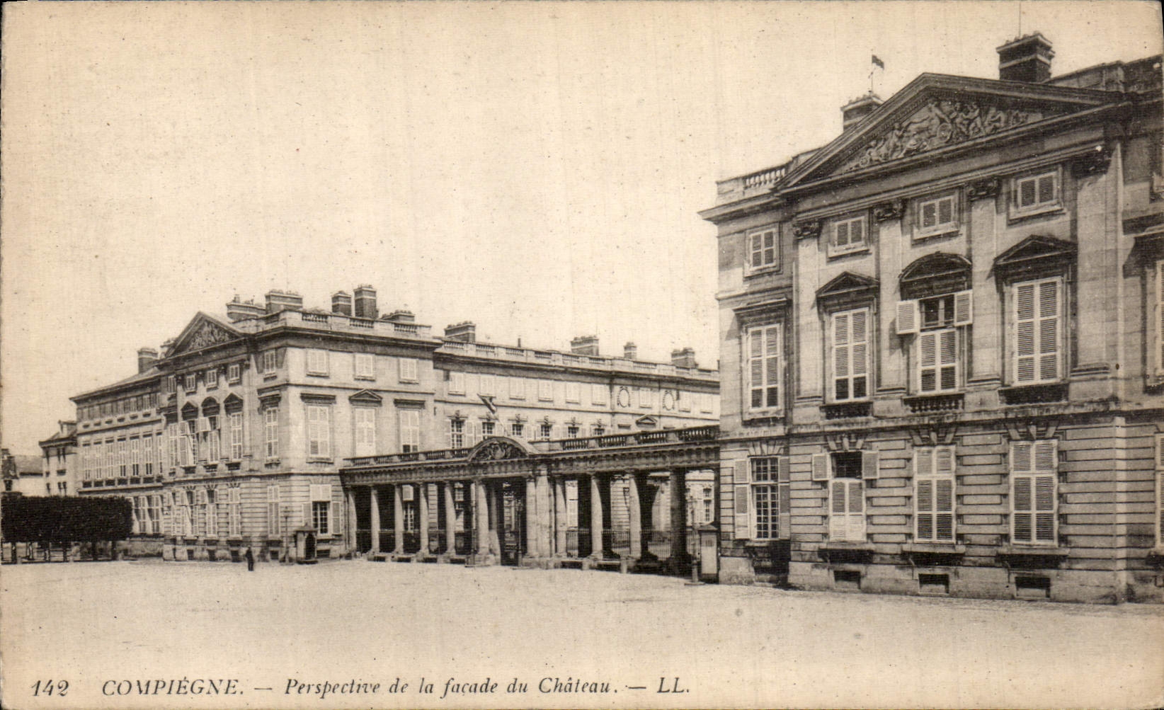 CPA Compiegne Perspective de la facade du Chateau 